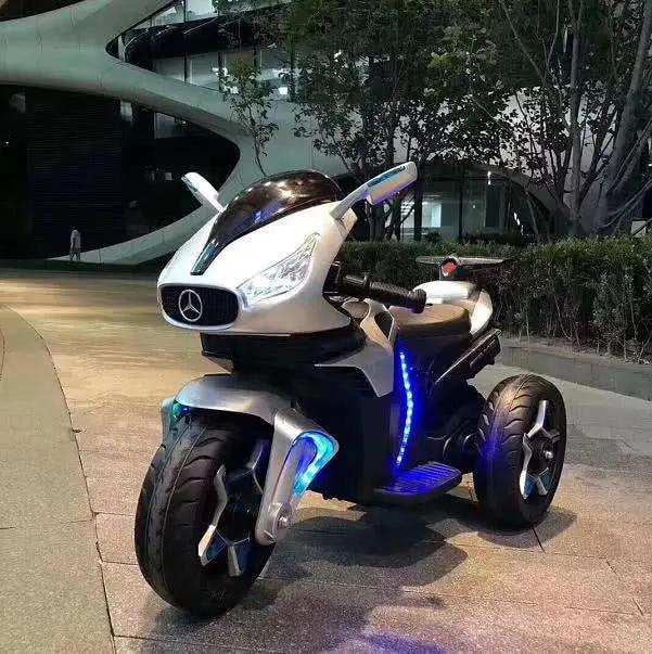 320万元落地奔驰g63,宝石蓝,随车附送的奔驰电动三轮车很炫酷