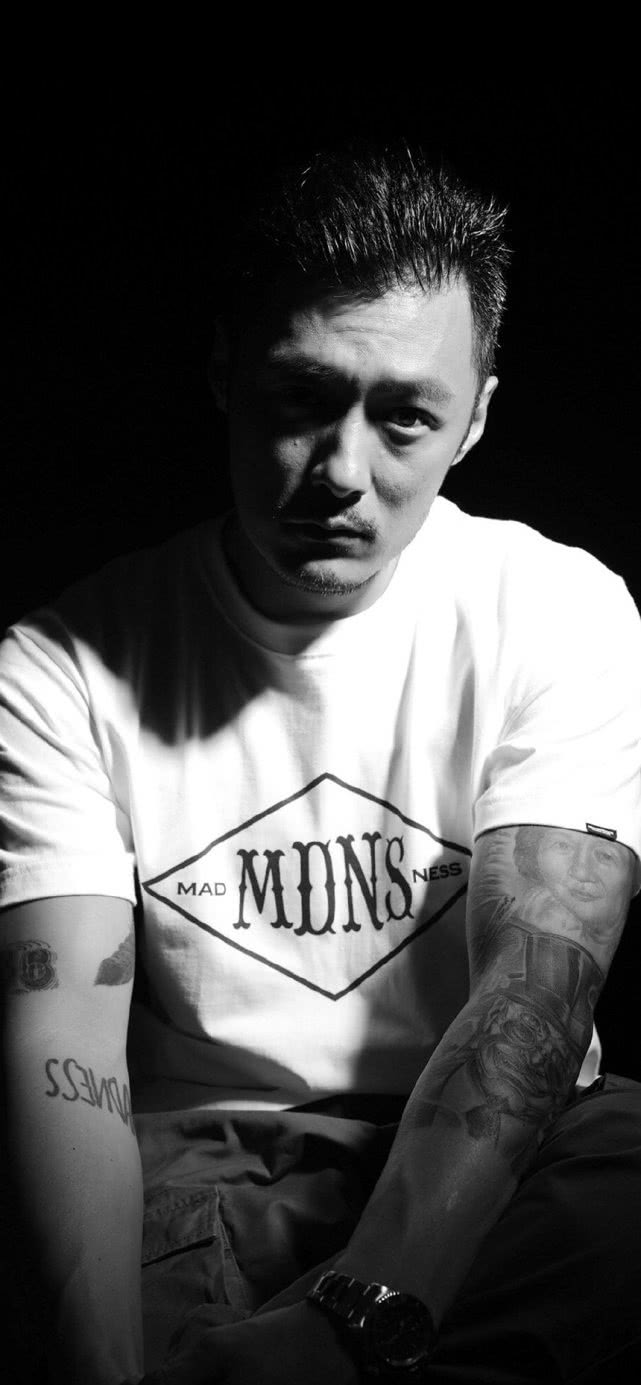 余文乐开豪车现身停车场,对管理员破口大骂还未戴口罩