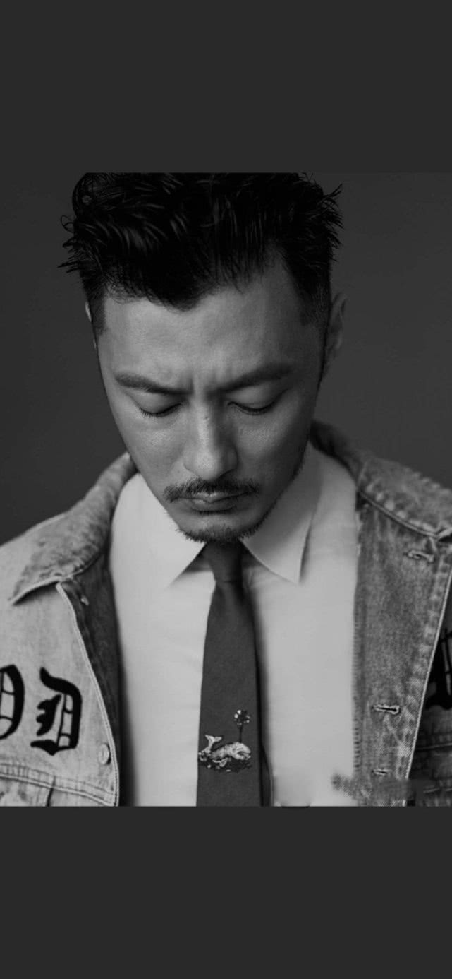 余文乐开豪车现身停车场,对管理员破口大骂还未戴口罩