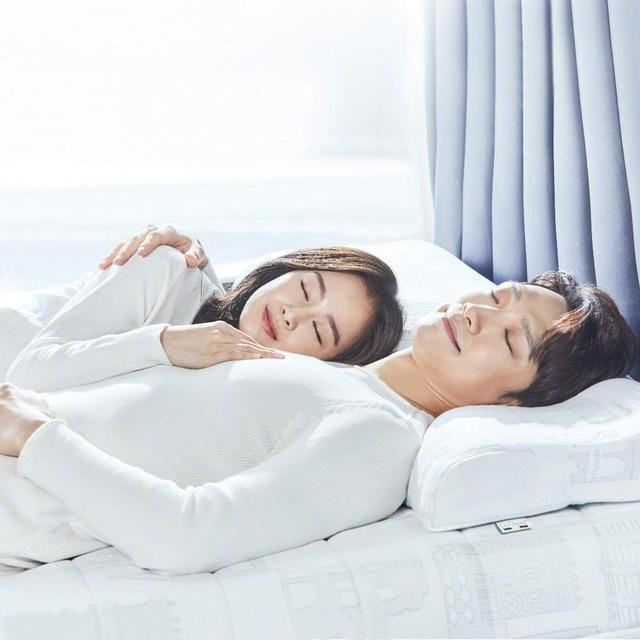 金泰熙rain夫妻合体拍写真甜蜜对望般配有爱高颜值获赞