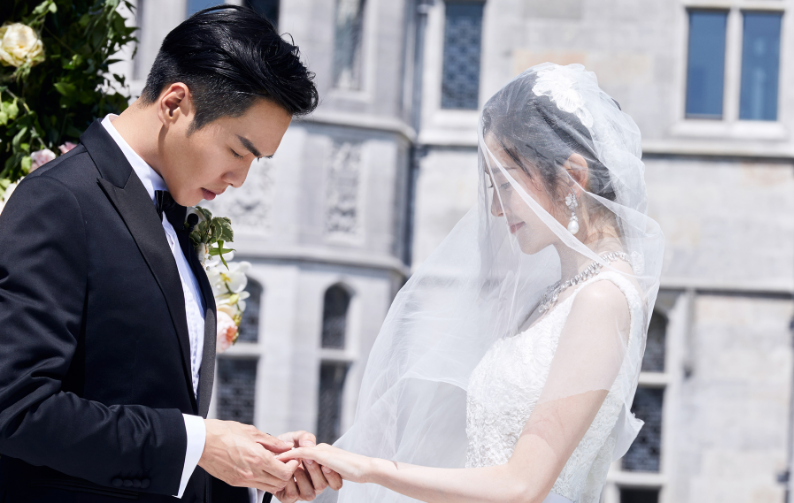 唐艺昕挺超大孕肚出街与前几日游泳照判若两人被疑为双胞胎