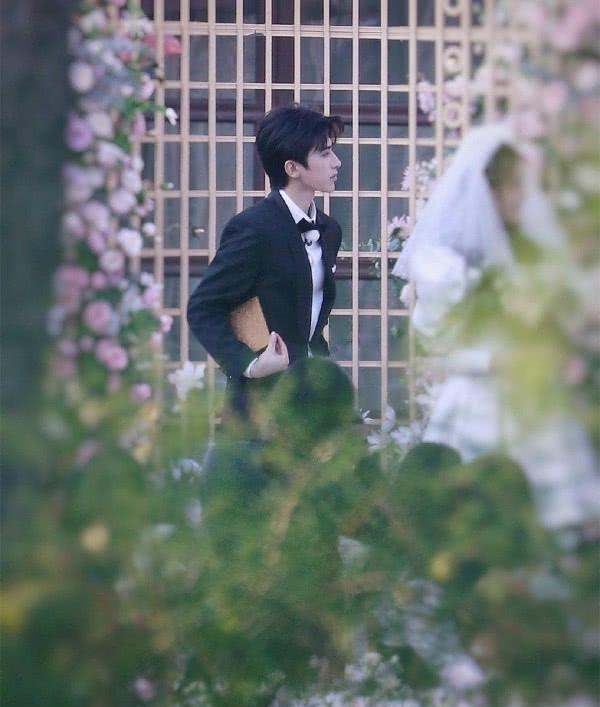 跑男8蔡徐坤穿帅气西装杨颖穿婚纱相差9岁却看不出年龄差