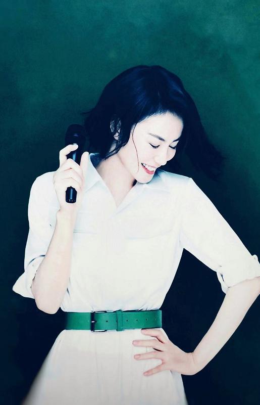 50岁天后王菲穿束腰长裙,皮肤状态令人羡慕