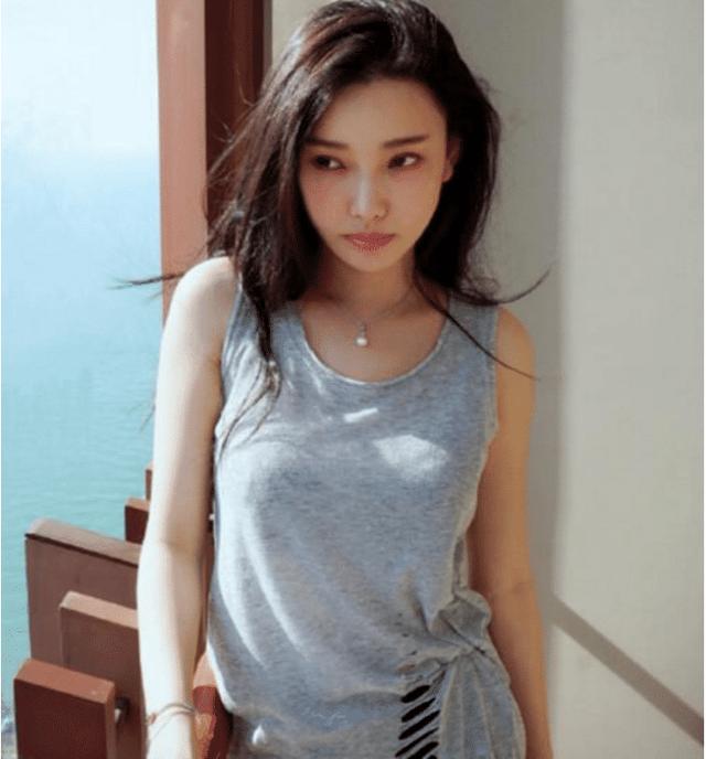 发哥干女儿读大二就被王晶相中仅3部电影挣26亿被称为全民女神