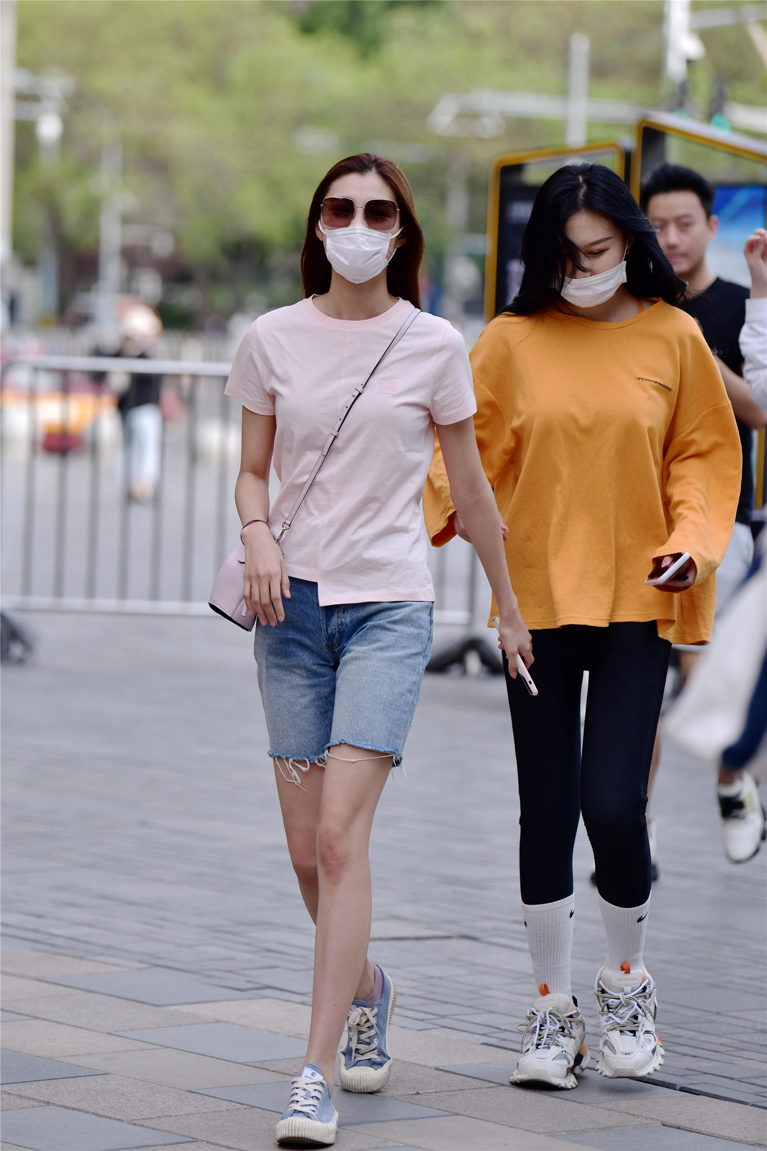 春天穿着短裤就出来逛街,这是期盼夏季早点到来么?也不怕冷