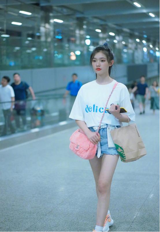 林允这"莲藕腿"真是绝了,短裤和上衣一样长,走路