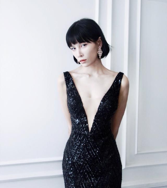 33岁张蓝心太火辣,"真空"深v开到腰,凹凸饱满的线条真诱人