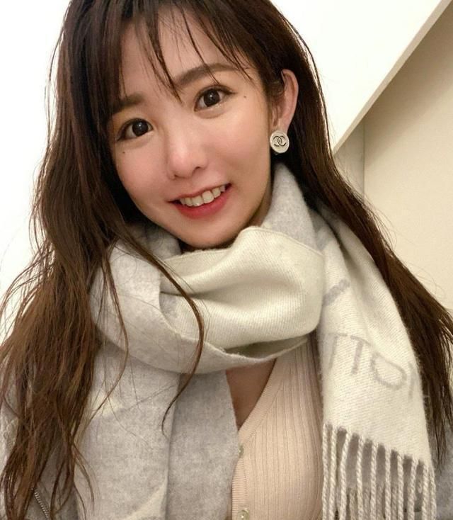 "宅男女神"郭书瑶深夜晒自拍