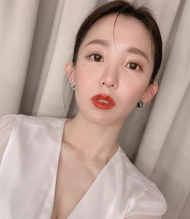 "宅男女神"郭书瑶深夜晒自拍