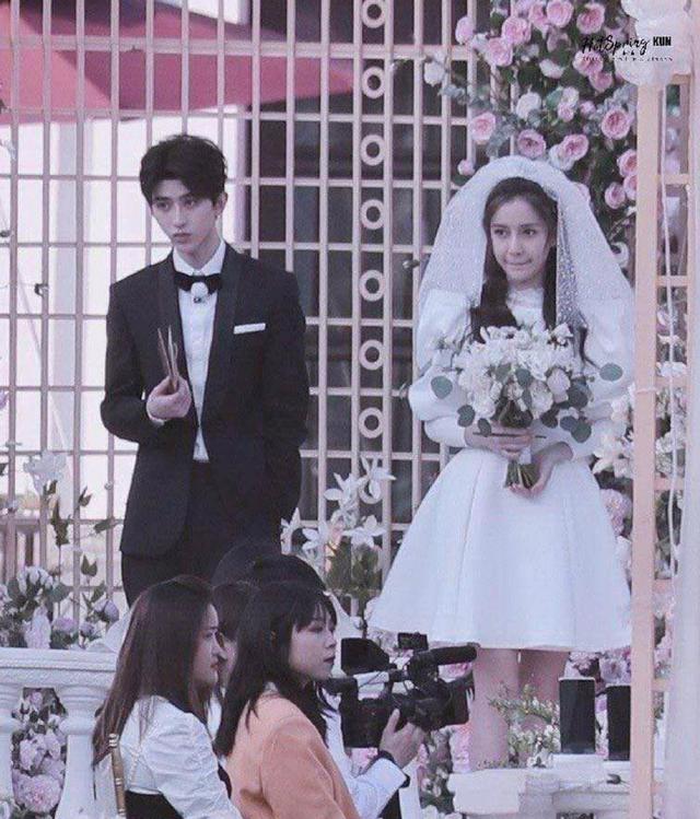 《奔跑吧》婚礼路透:关晓彤穿婚纱害羞,蔡徐坤当司仪,baby漂亮