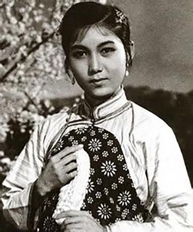 新凤霞遇见年长10岁的吴祖光,主动出击:我想和你结婚!