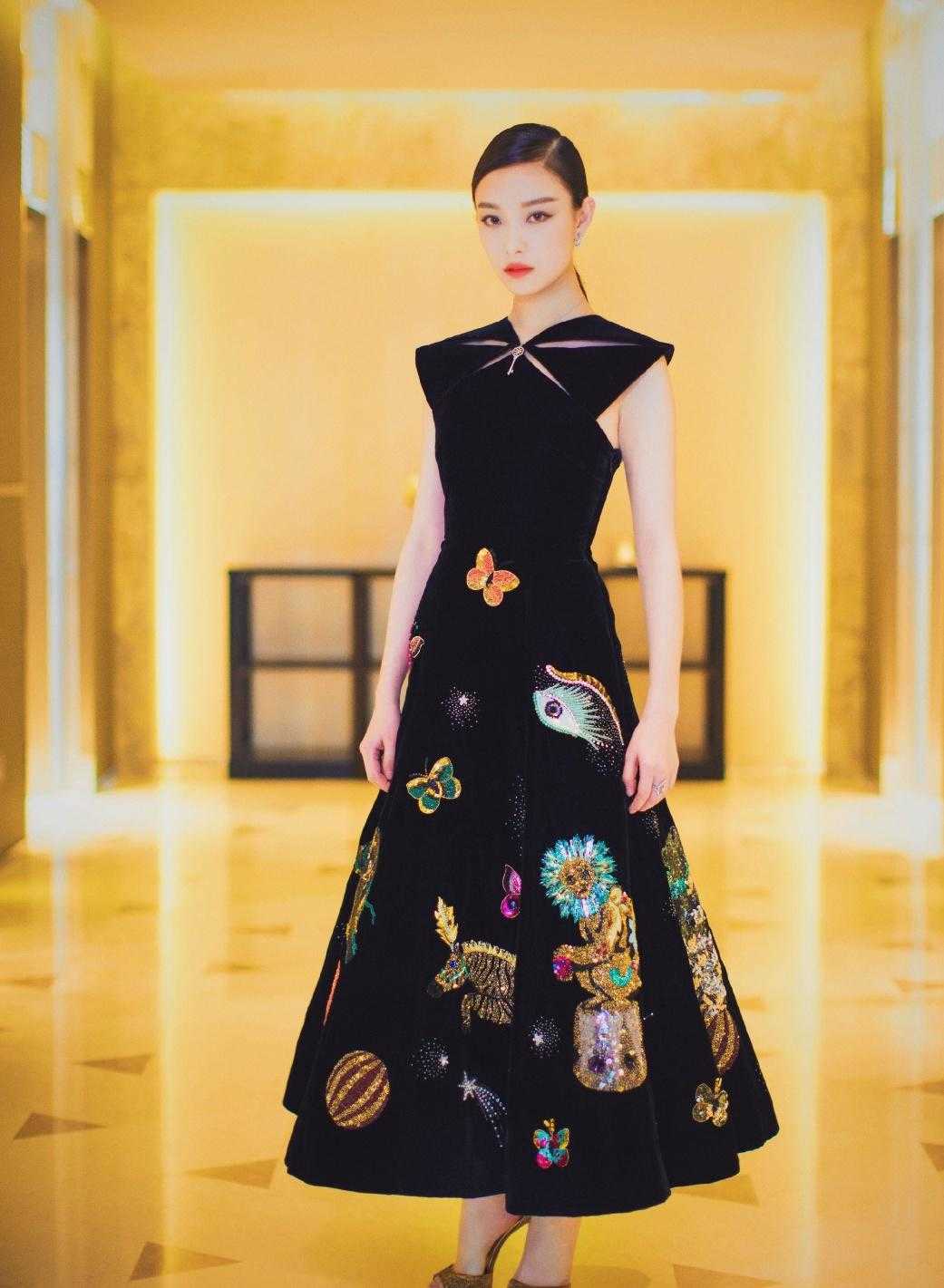 倪妮拥有完美身材就是任性穿黑色刺绣连衣裙优雅大气高贵精致