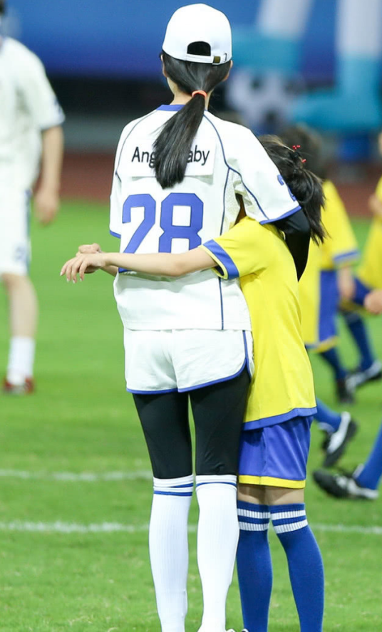 baby套上足球袜本以为会翻车,没想到竟是这种效果,酸了酸了