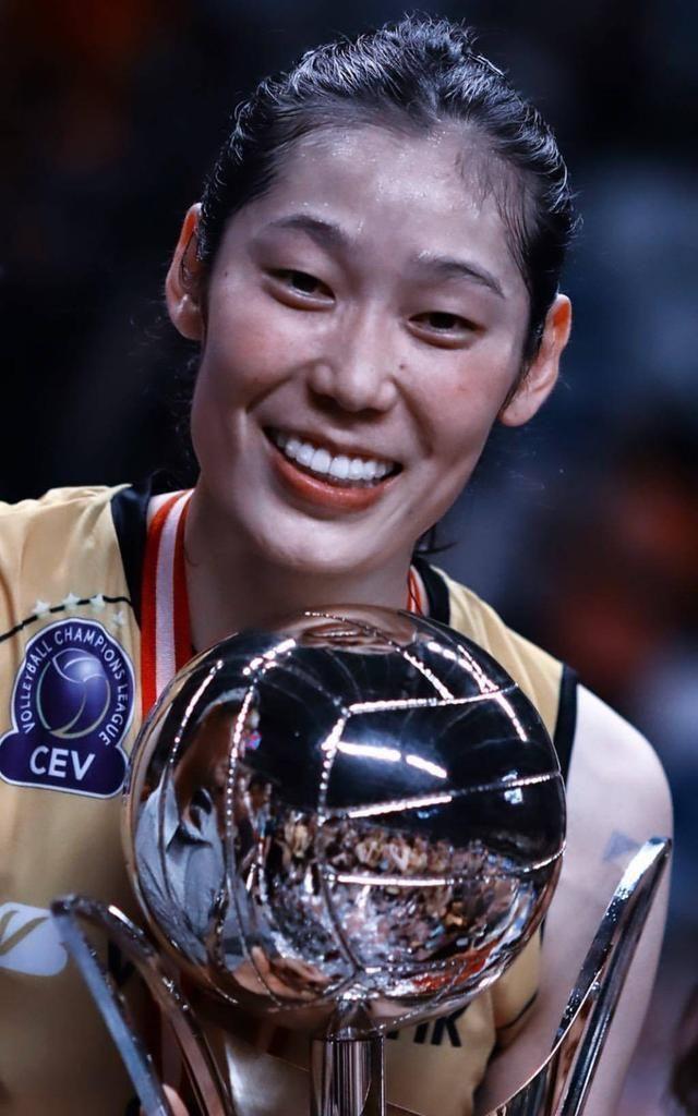 朱婷荣获五四青年奖章,这是中国女排24年来首位获奖运动员