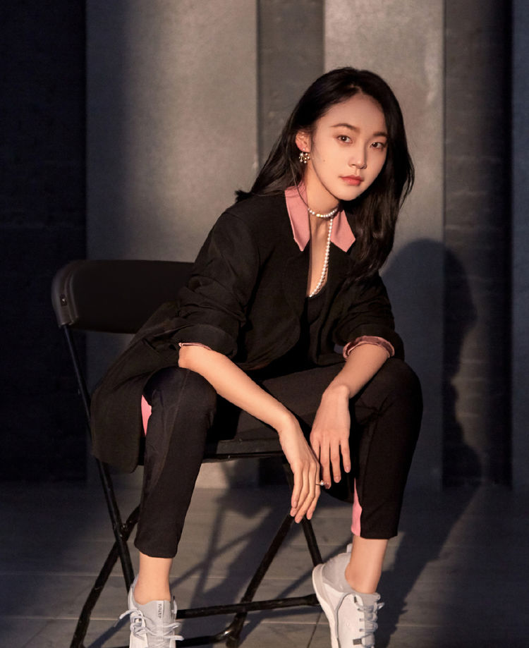 张佳宁放弃甜美笑容穿运动内衣配西装小秀腰肢霸气十足