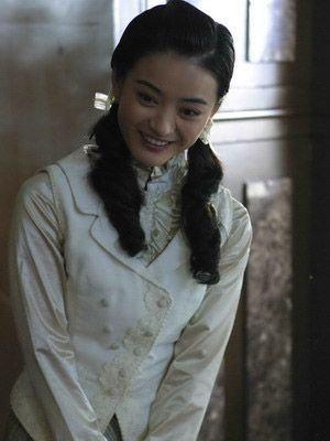 她是《潜伏》中的晚秋,出道多年不温不火,嫁给导演低调幸福