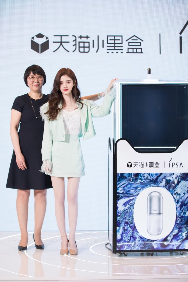 鞠婧祎神颜狙击穿薄荷绿短款西服配卷发神仙看了也心动