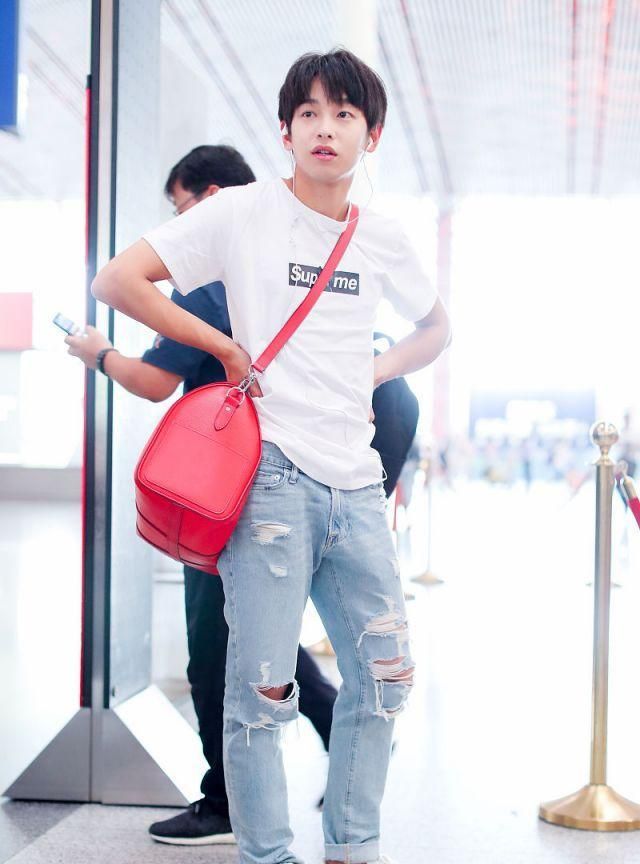 彭昱畅公布恋情黑色西装搭配白衬衫尽显男人成熟本色