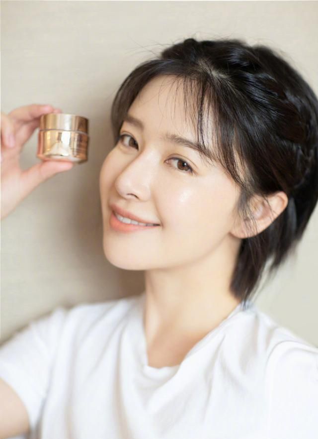 短发成潮流搭配必备阚清子展示最真实状态一点都不做作