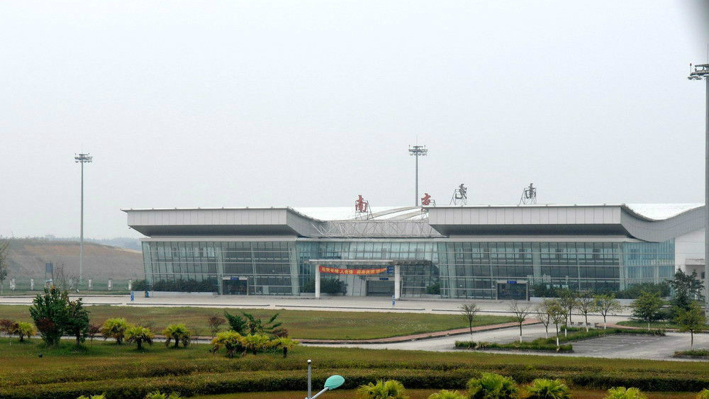 南充高坪机场位于中国四川省南充市高坪区青松乡,西距南充市中心7千米