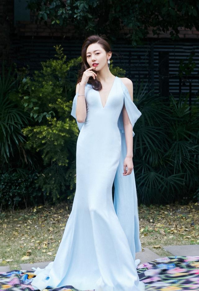 黄梦莹,穿粉色连衣裙大秀美背