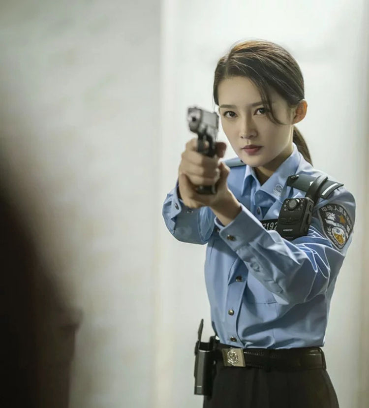 李沁短片《第一枪》警察制服装,又美又飒美爆了,剧照火遍网络
