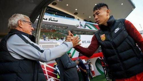 高寒和球队队长郑智去迎接于汉超,恒大俱乐部此举也是体现出于汉超的