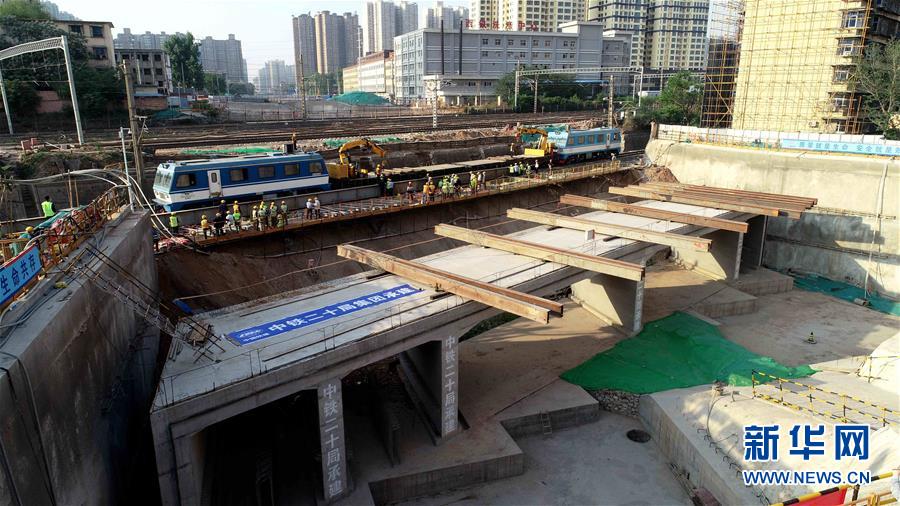 西安经九路下穿陇海铁路立交箱桥开始顶进架空作业