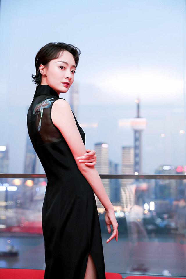 孙铱穿上旗袍气质更惊艳配微卷短发超有质感轻松美成焦点