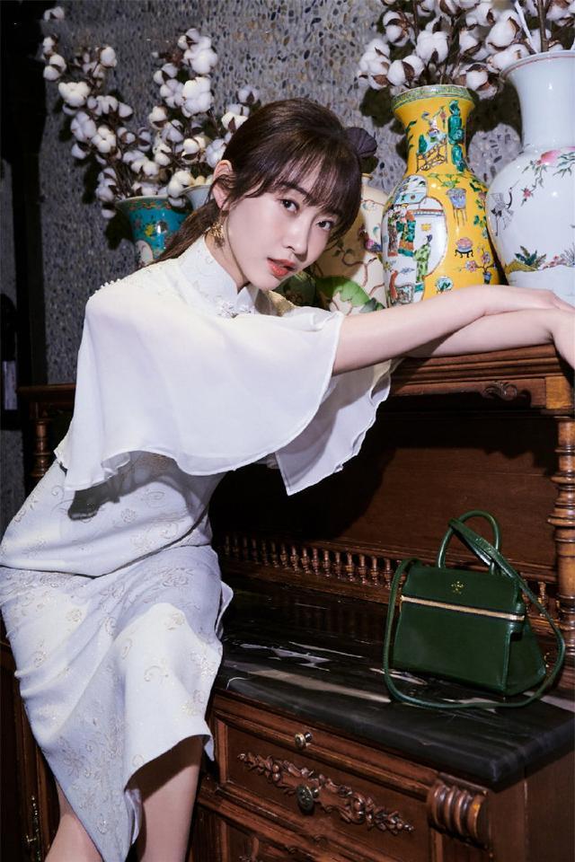 全世界最好的师姐宣璐穿旗袍秀小蛮腰美得清纯脱俗
