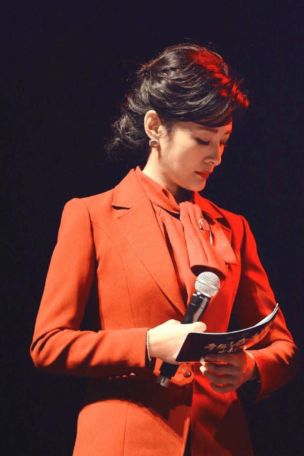 著名主持人周涛气质开挂,红色t恤搭配运动裤减龄时髦,魅力十足