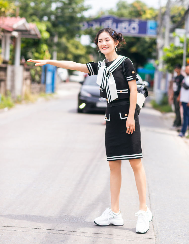 谢娜"穿回"20岁,v领针织衫配刺绣牛仔裤,这颜值哪像当妈的