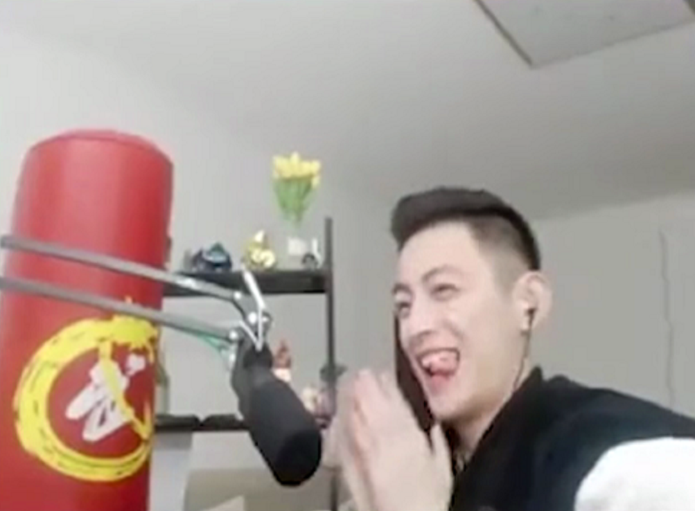 结果一个伸舌头的表情暴露了真实的智勋,当之无愧的"魔教中人"啊