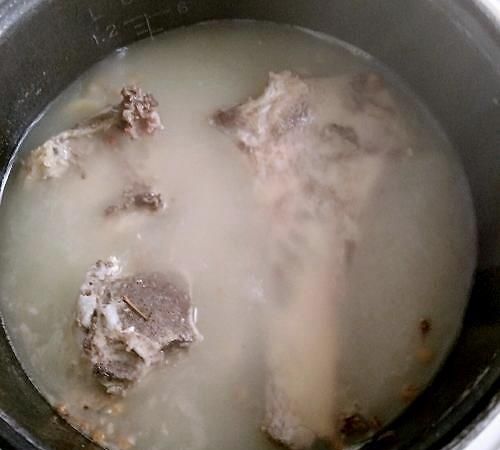 大厨教你熬制大骨汤营养又美味建议收藏