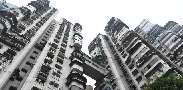 重庆的"奇葩"建筑:"金箍棒"撑起的天桥