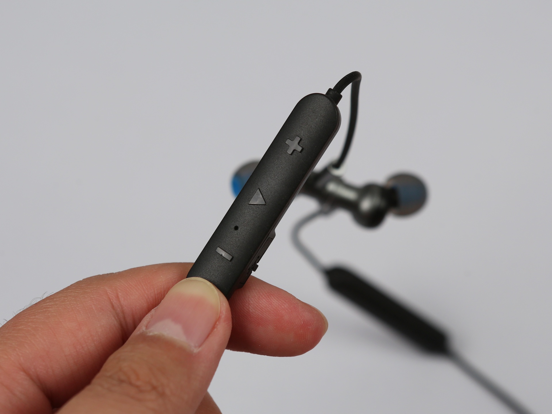 苏宁小biu智能耳机运动版:挥洒汗水,清爽聆听__财经头条