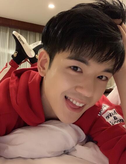 有种弟弟叫我红了你才出生易烊千玺还好看到他以为是儿子