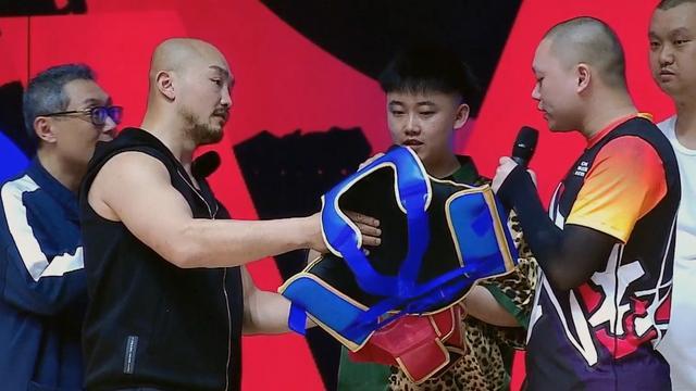一龙轻饶刘二狗后患无穷，会有更多键盘侠挑战，但他不忍心下死手