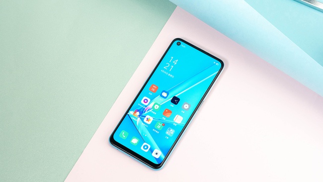 在oppo a52上,渐变设计得以延续,有星耀白和黑色两款配色,其中星耀白