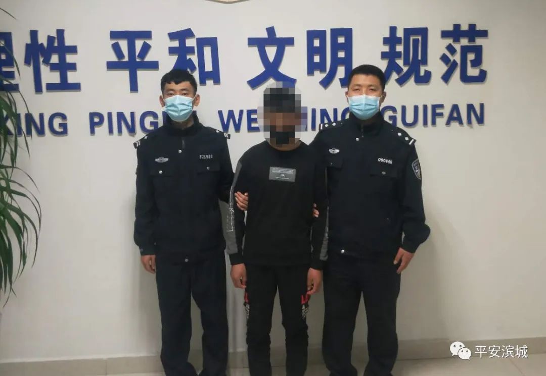 滨州一小伙在网吧被警察带走!咋回事?