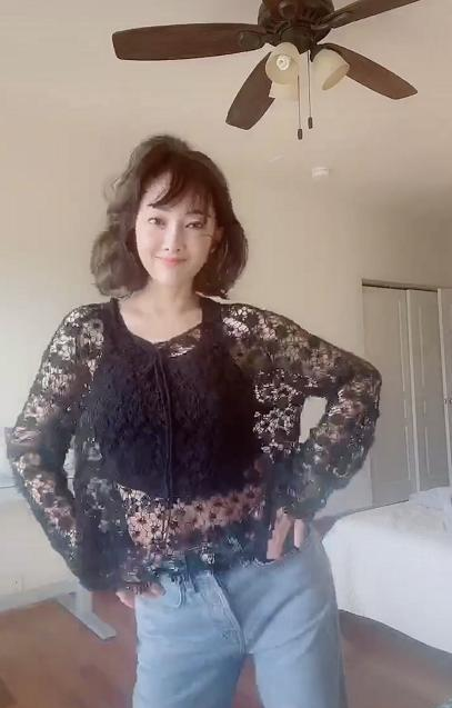 牛莉一身随性造型太吸睛虽然今年44岁但看着太年轻了