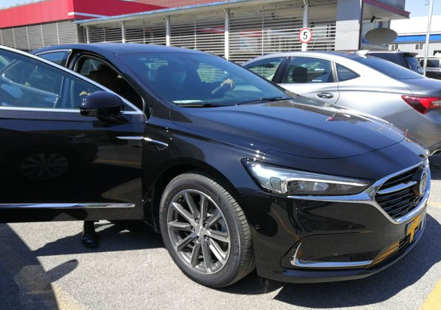 2020款别克君越完成升级配20t9at换装652t尾标2298万起