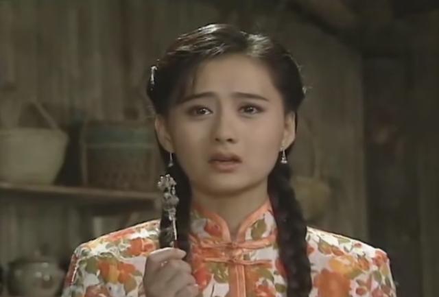 《梅花三弄之水云间》里西湖边上的杜芊芊,淡彩的衣服与滟潋的波光互