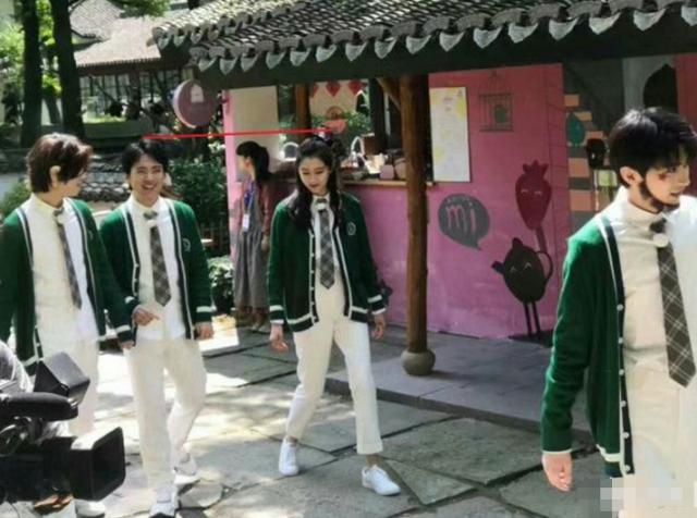 关晓彤参加跑男录制跟170cm郭麒麟同框彻底暴露了真实身高