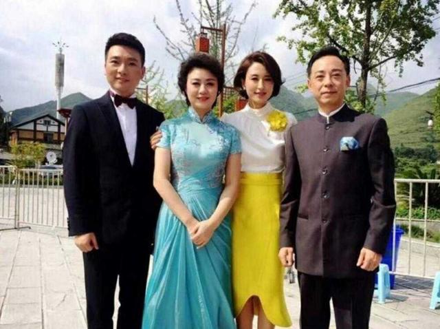 张蕾,康辉同台主持,穿白衬衫配黄色包臀裙,优雅女神气质无敌了