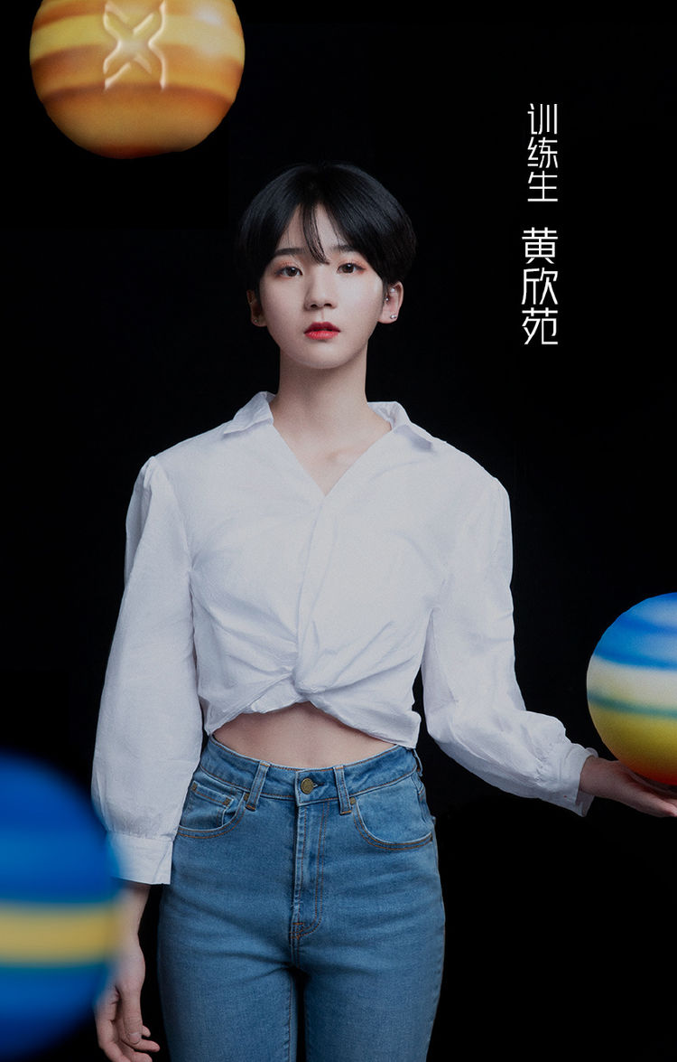 她是《青春有你2》黄欣苑,机场大秀小蛮腰,一身黑