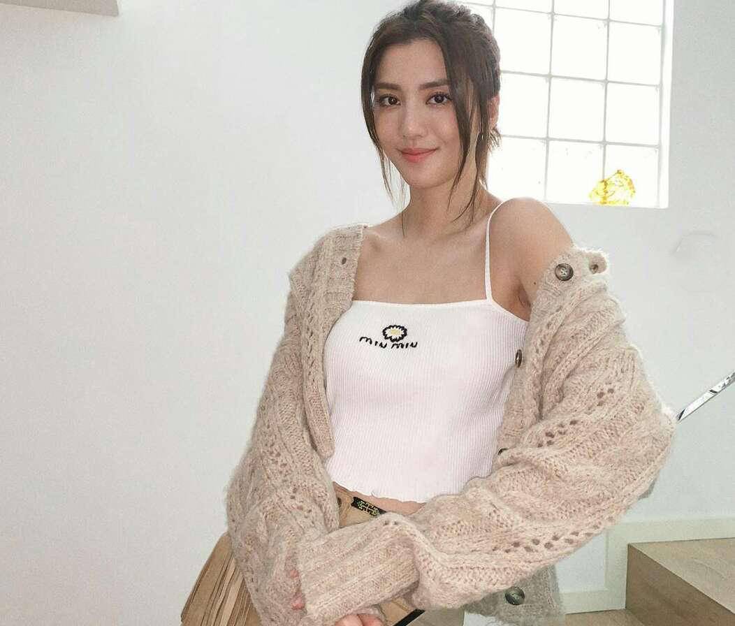 吴千语穿名牌晒美照还配文解释品牌名称生怕别人不识货