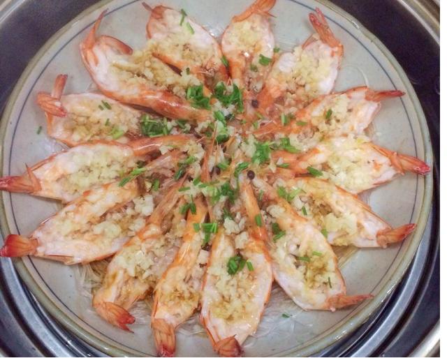 这才是蒜蓉开边虾正宗做法,没想到技巧这么简单,比饭店的还好吃
