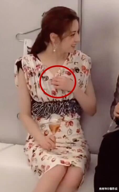 迪丽热巴衣服领口滑落发现记者在拍照后谁注意她的第一反应