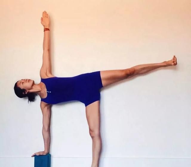 墙壁是最好的瑜伽老师来看看不同的体式如何靠墙练习